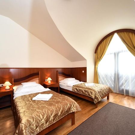 Hotel Kumania Kisujszallas Екстер'єр фото