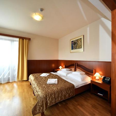 Hotel Kumania Kisujszallas Екстер'єр фото