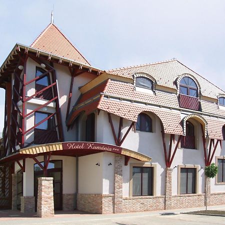 Hotel Kumania Kisujszallas Екстер'єр фото
