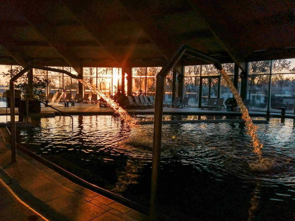 Hotel Kumania Kisujszallas Екстер'єр фото