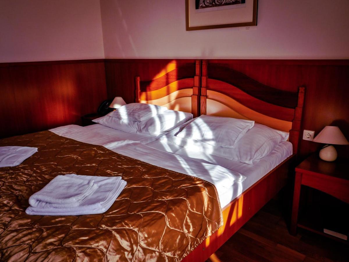 Hotel Kumania Kisujszallas Екстер'єр фото