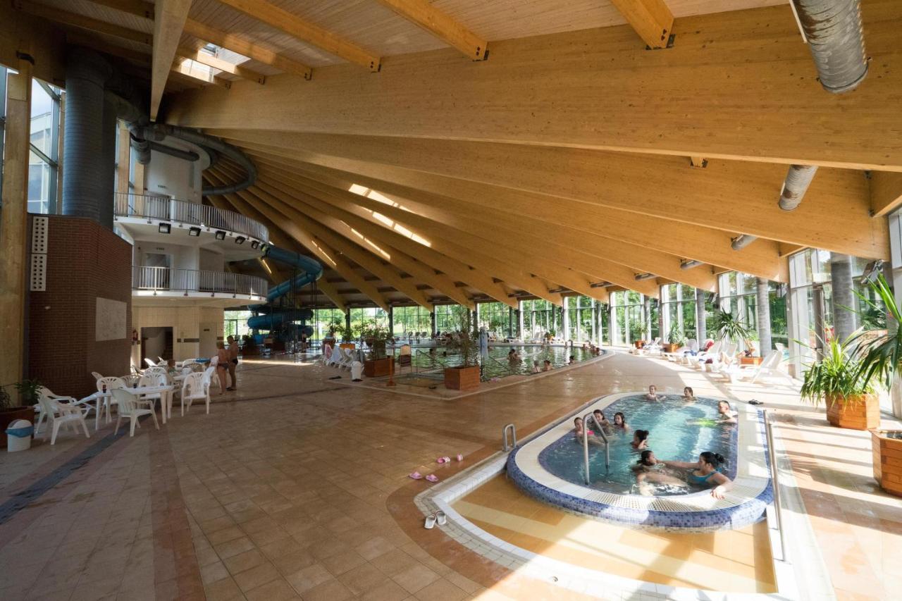 Hotel Kumania Kisujszallas Екстер'єр фото