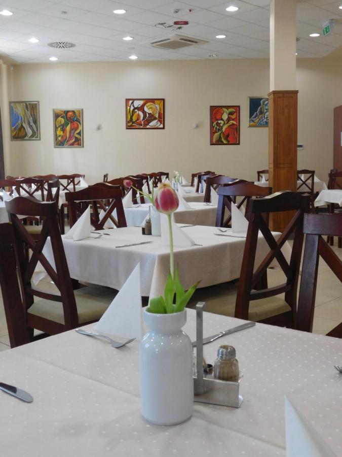 Hotel Kumania Kisujszallas Екстер'єр фото