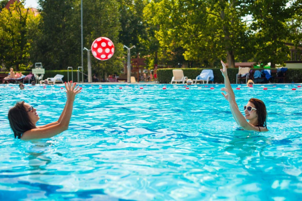 Hotel Kumania Kisujszallas Екстер'єр фото