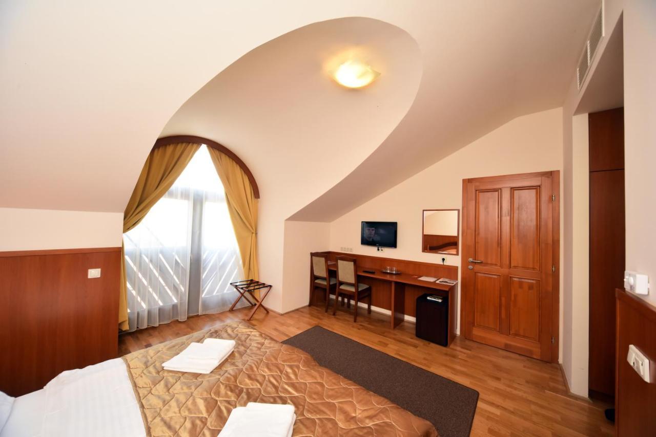 Hotel Kumania Kisujszallas Екстер'єр фото
