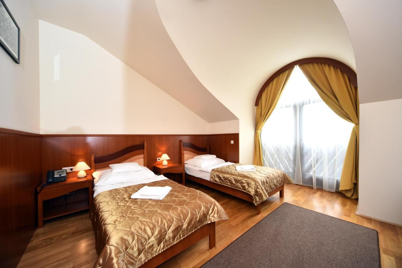 Hotel Kumania Kisujszallas Екстер'єр фото