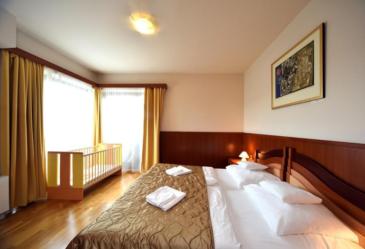 Hotel Kumania Kisujszallas Екстер'єр фото
