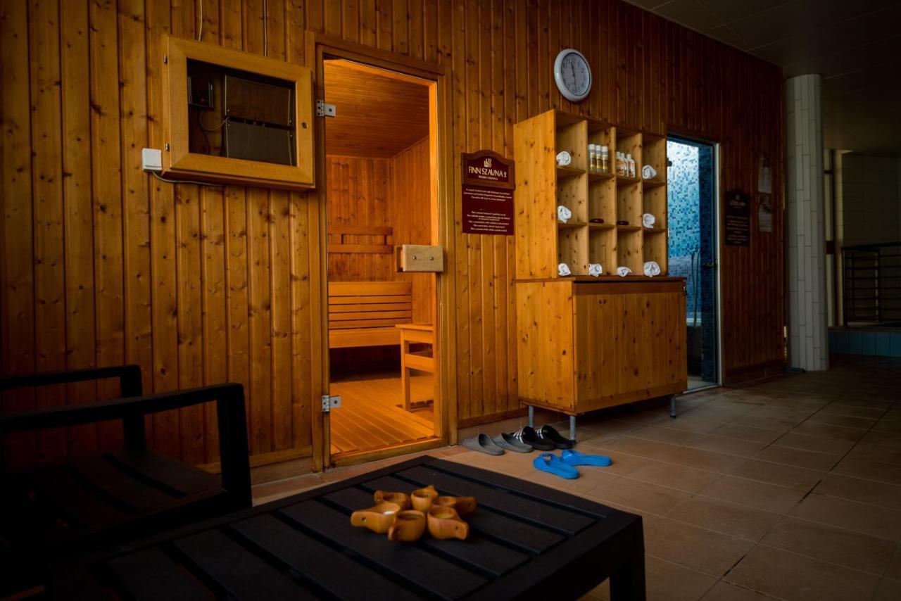 Hotel Kumania Kisujszallas Екстер'єр фото