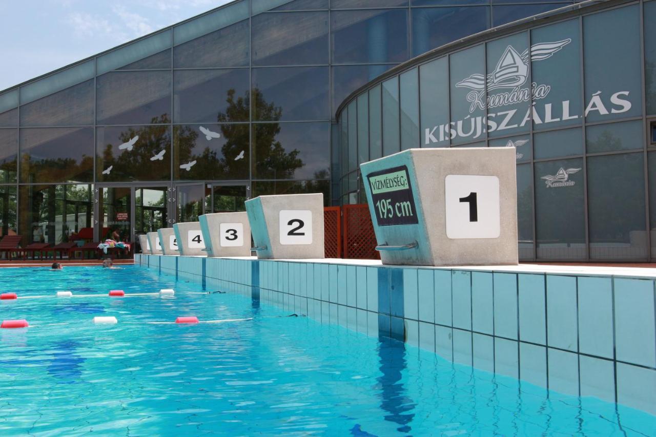 Hotel Kumania Kisujszallas Екстер'єр фото