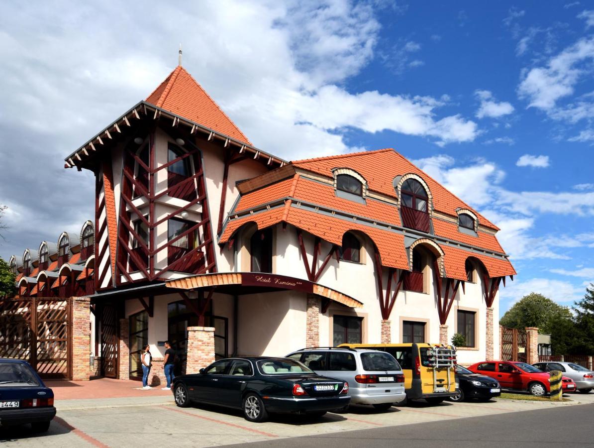 Hotel Kumania Kisujszallas Екстер'єр фото