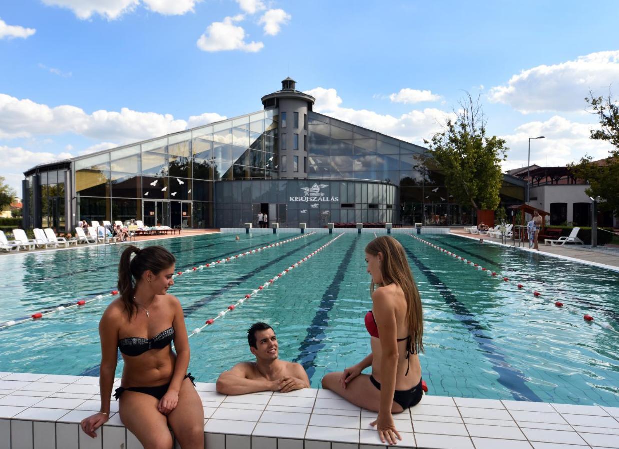 Hotel Kumania Kisujszallas Екстер'єр фото