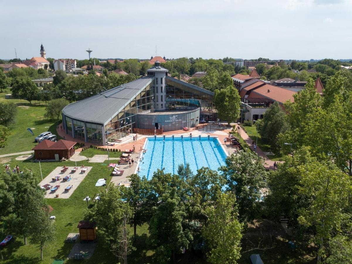 Hotel Kumania Kisujszallas Екстер'єр фото