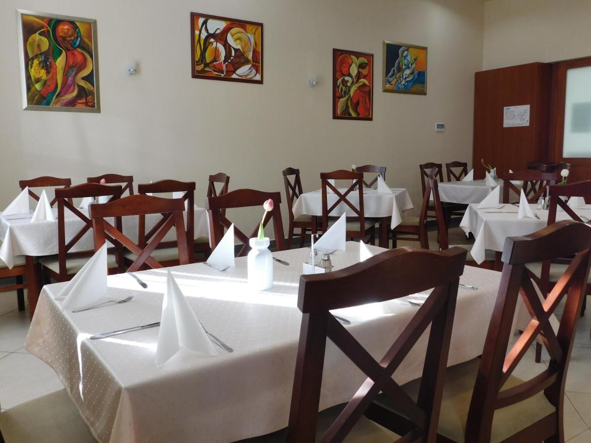 Hotel Kumania Kisujszallas Екстер'єр фото