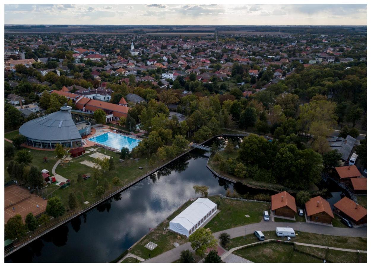 Hotel Kumania Kisujszallas Екстер'єр фото