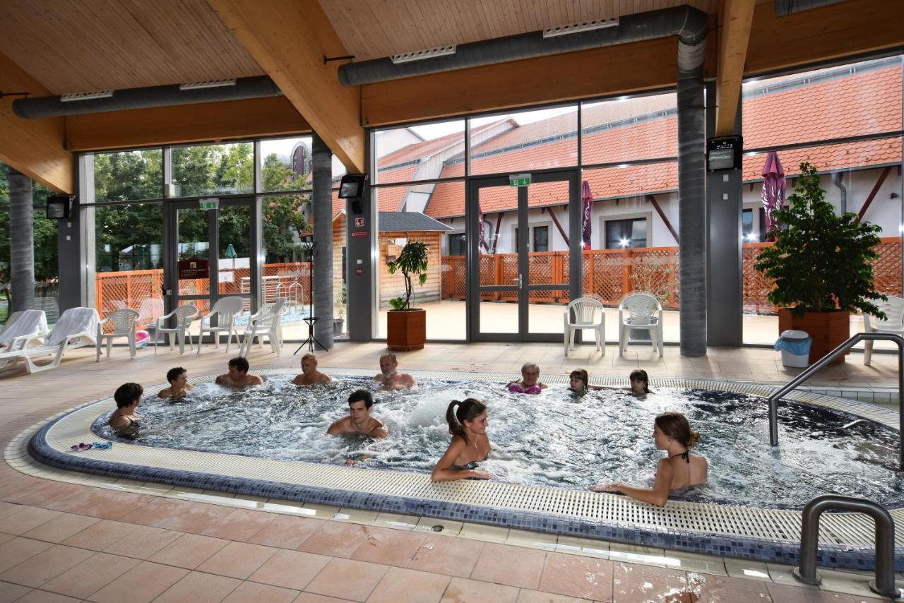 Hotel Kumania Kisujszallas Екстер'єр фото