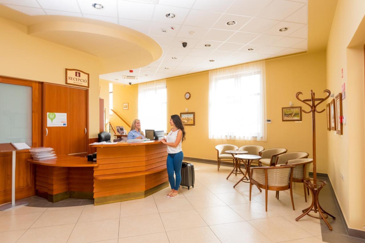 Hotel Kumania Kisujszallas Екстер'єр фото