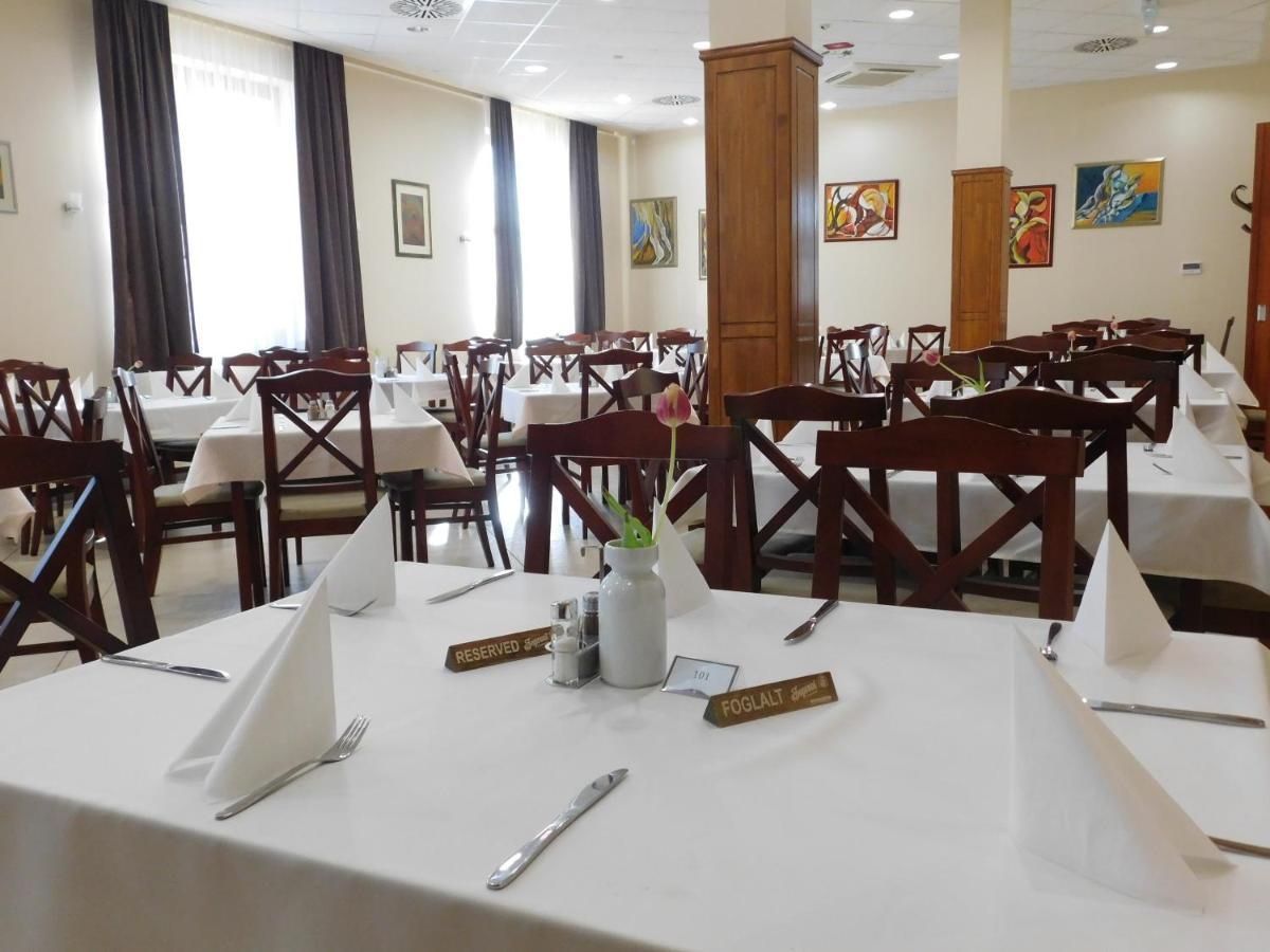 Hotel Kumania Kisujszallas Екстер'єр фото
