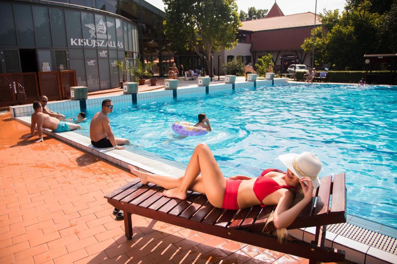 Hotel Kumania Kisujszallas Екстер'єр фото