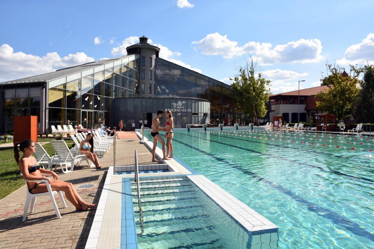 Hotel Kumania Kisujszallas Екстер'єр фото