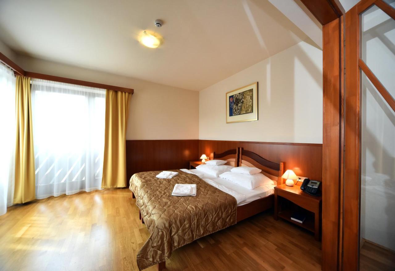 Hotel Kumania Kisujszallas Екстер'єр фото