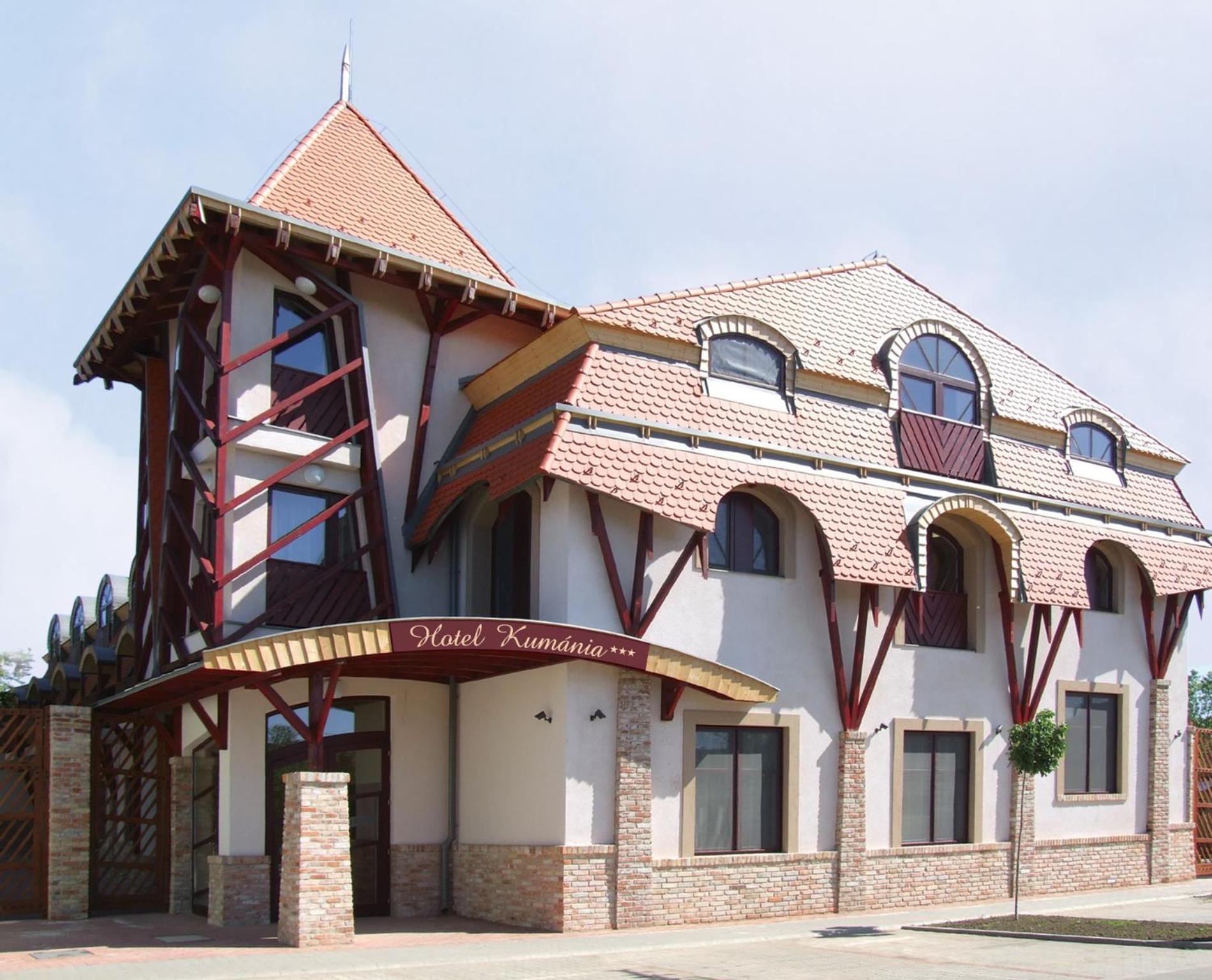 Hotel Kumania Kisujszallas Екстер'єр фото